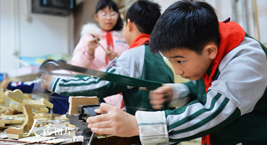 山東青島：“木工課堂”學技能